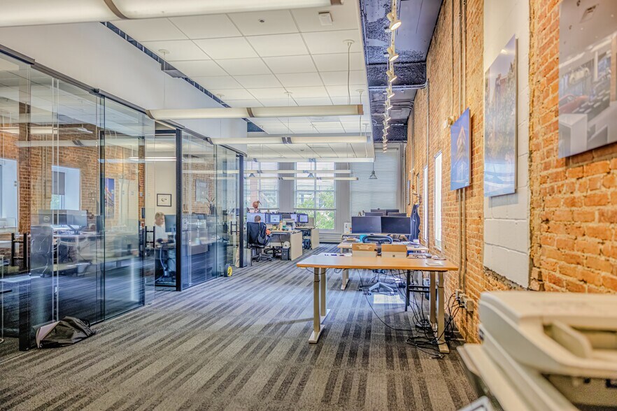 More Photos Of 300 W Pratt St, Baltimore Office For Sale