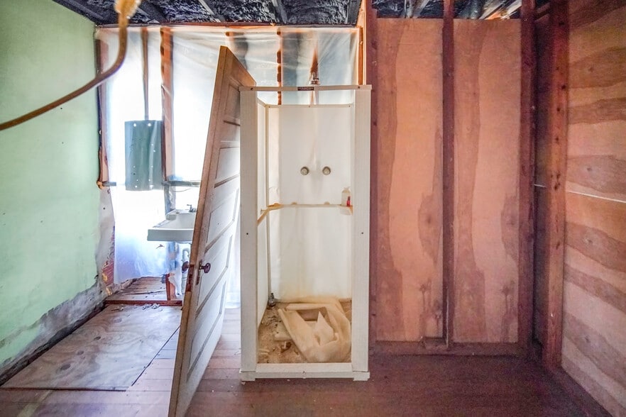 More Photos Of 111 E Dempsey St, Bryson General Retail For Lease