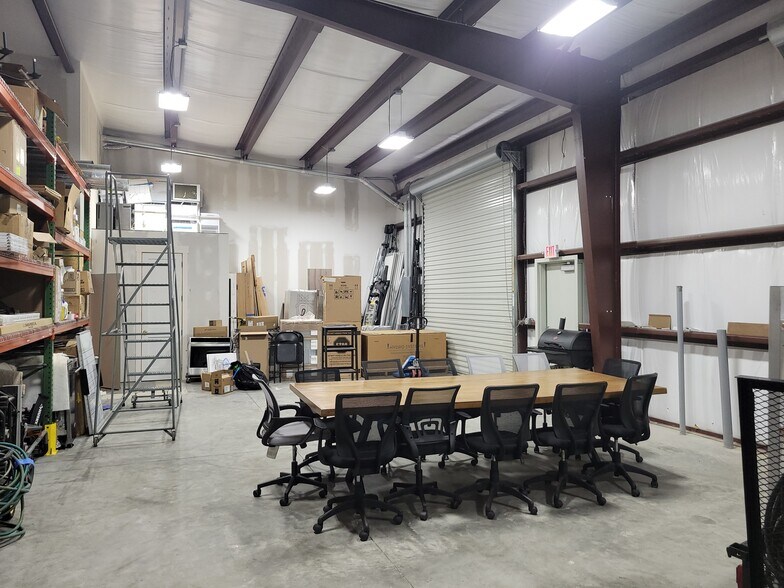 More Photos Of 63 Schinger Ave, Ridgeland Light Distribution For Lease