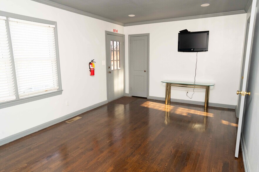 More Photos Of 232 SE Powers Ferry Rd, Marietta Office For Sale