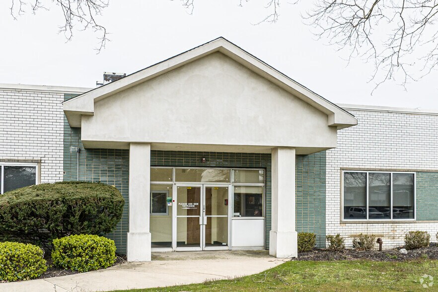 More Photos Of 303-325 Marcus Blvd, Deer Park Warehouse For Lease