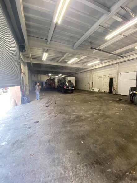 More Photos Of 72 Huntington St, Brooklyn Warehouse For Lease
