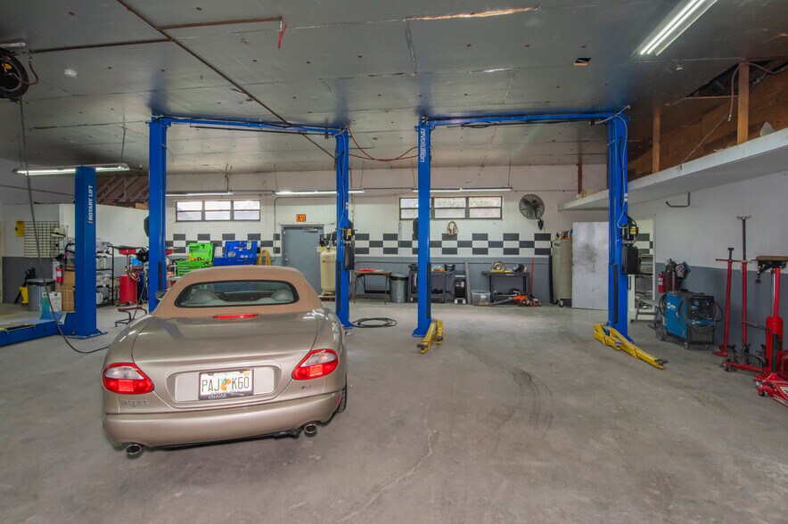More Photos Of 982 E Hartshorn Ln, Holder Auto Repair For Sale