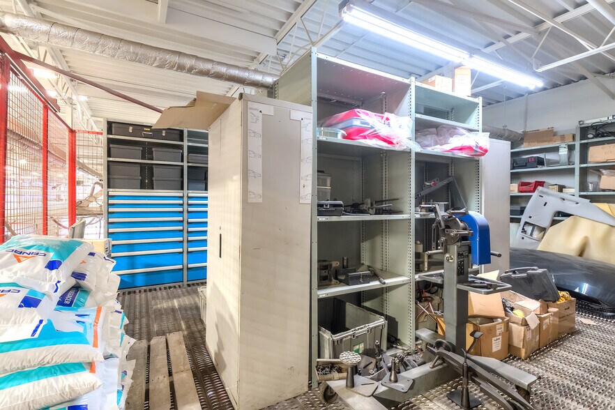 More Photos Of 280 Rue Young, Montréal Auto Repair For Lease