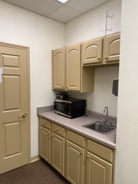 More Photos Of 1590 Bonnie Ln, Cordova Office For Lease