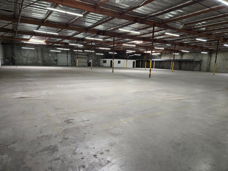 More Photos Of 12878-12926 Pierce St, Pacoima Warehouse For Lease
