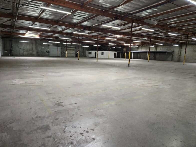 More Photos Of 12882 Pierce St, Pacoima Warehouse For Lease