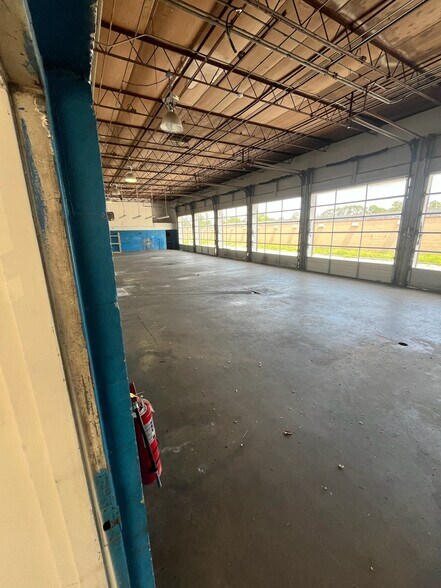 More Photos Of 4052 University Blvd S, Jacksonville General Retail For Sale