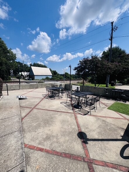 More Photos Of 675 Pulaski St, Athens Storefront Retail Office For Lease