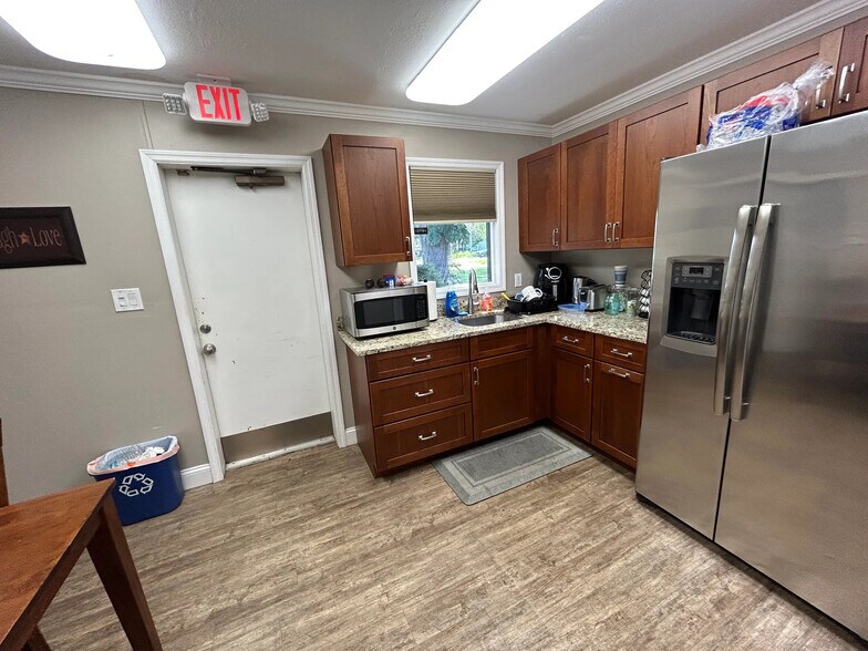 More Photos Of 223 Lithia Pinecrest Rd, Brandon Office For Sale