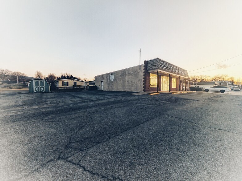 More Photos Of 1208 E Main St, Luray Flex For Sale