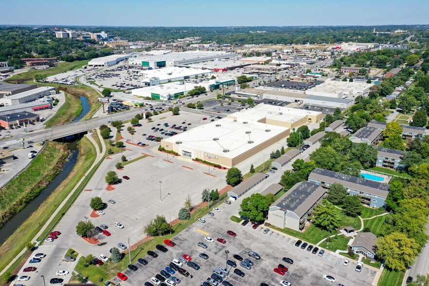 More Photos Of 909 S 72nd St, Omaha Department Store For Sale