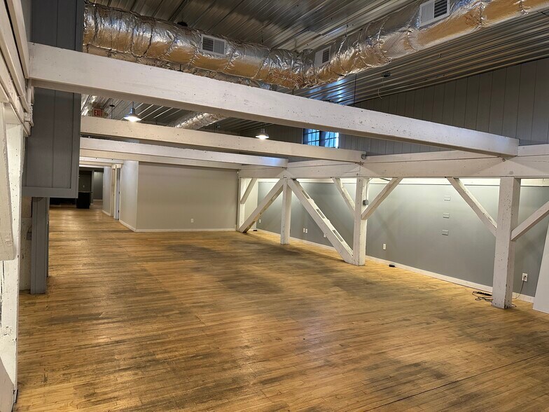 More Photos Of 9130 Otis Ave, Indianapolis Showroom For Sale