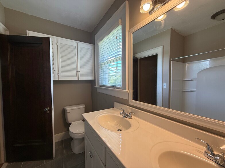 More Photos Of 581 W Main St, Spartanburg Office Residential For Lease