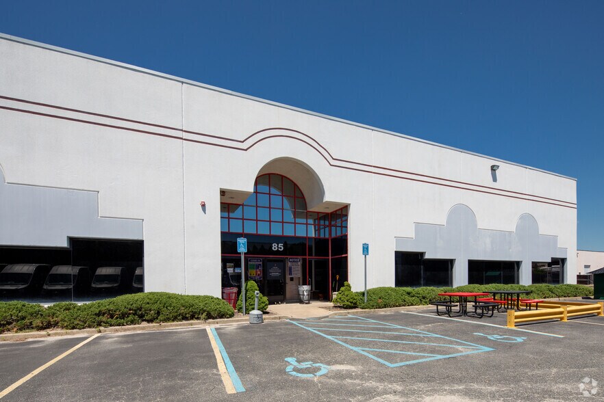 More Photos Of 115 Bi-County Blvd, Farmingdale Warehouse For Lease