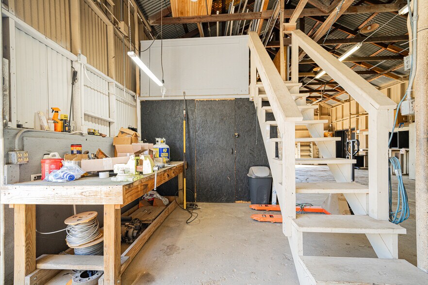 More Photos Of 118 Industrial Blvd, Kilgore Flex For Lease