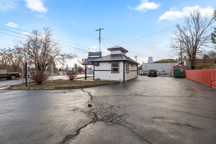 More Photos Of 1402 Oregon Ave, Klamath Falls General Retail For Sale