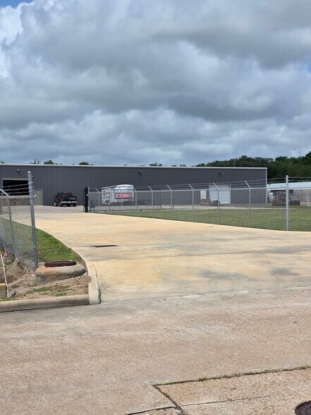 More Photos Of 1915 N Brazosport, Freeport Service For Sale