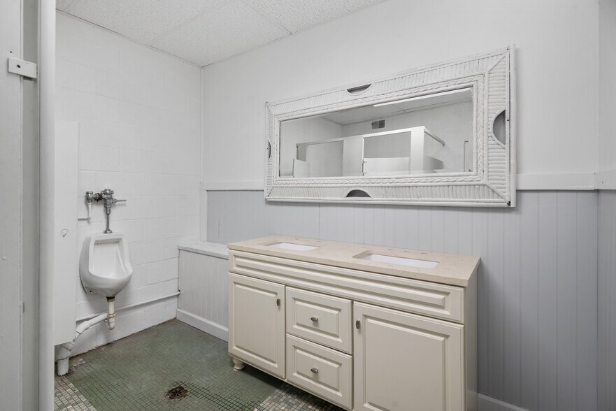 More Photos Of 10118 Eagle St, Dearborn Industrial For Sale