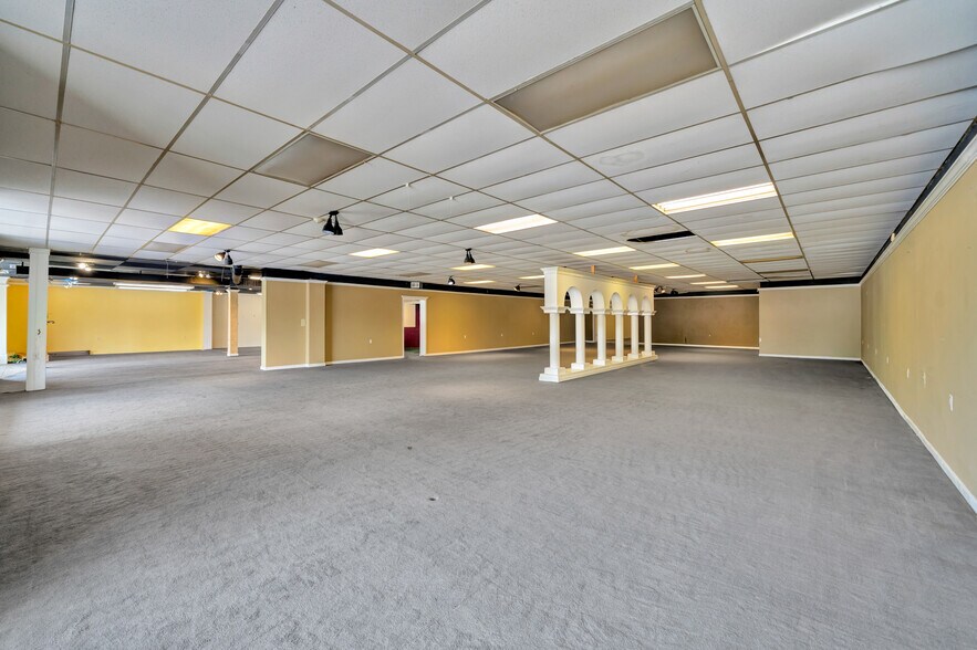 More Photos Of 10509 Dixie Hwy, Louisville Freestanding For Lease