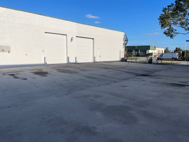 More Photos Of 1030 SE 12th Ct, Cape Coral Warehouse For Sale
