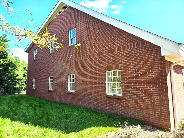 More Photos Of 800 Beverly Hanks Ctr, Hendersonville Medical For Lease