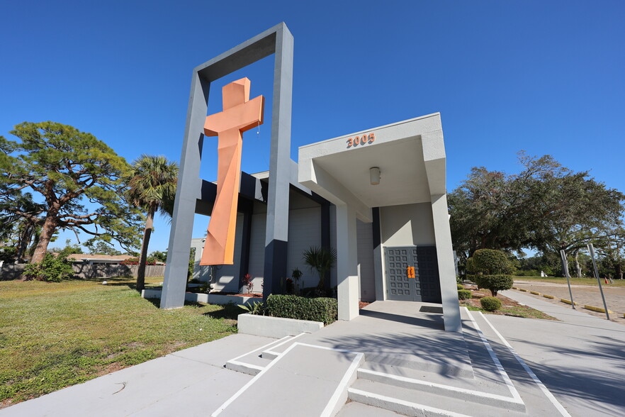 More Photos Of 3005 S Tuttle Ave, Sarasota Religious Facility For Sale