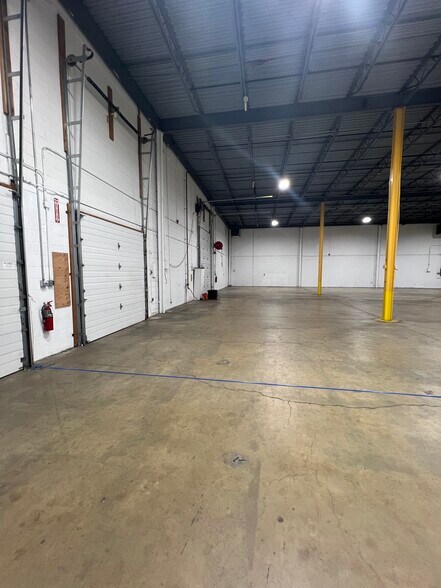 More Photos Of 1650 Oak St, Lakewood Manufacturing For Lease