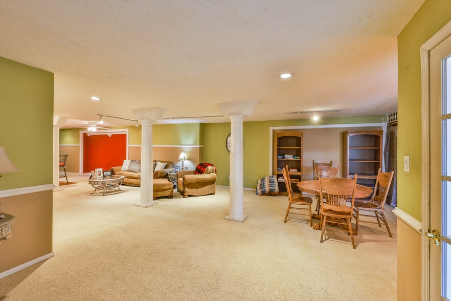 More Photos Of 126 N Wilson St, Dresden General Retail For Sale