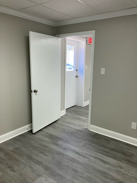 More Photos Of 6950 College St, Beaumont Warehouse For Lease