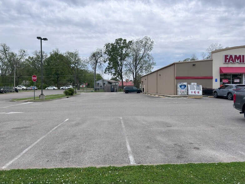 More Photos Of 605 W Market St, Bolivar Freestanding For Sale