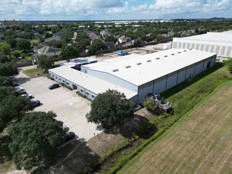 More Photos Of 10815 Huffmeister Rd, Houston Manufacturing For Lease
