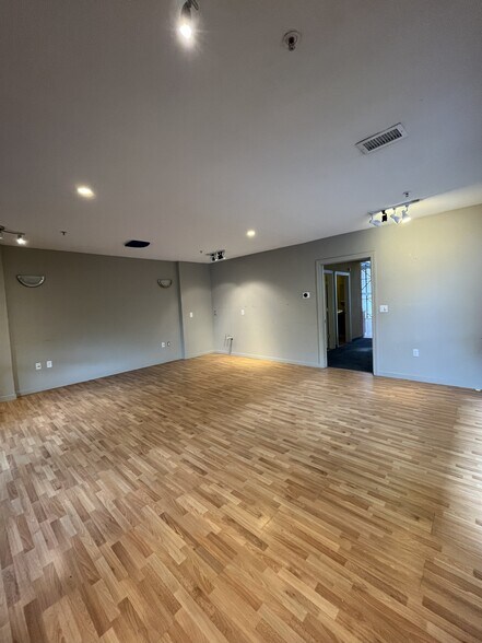 More Photos Of 4320 Redwood Hwy, San Rafael Warehouse For Sale