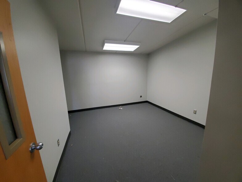 More Photos Of 2690 Fleur Dr, Des Moines Office For Lease
