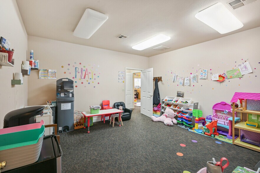 More Photos Of 81 Freeman Ct, Central Point Office For Sale