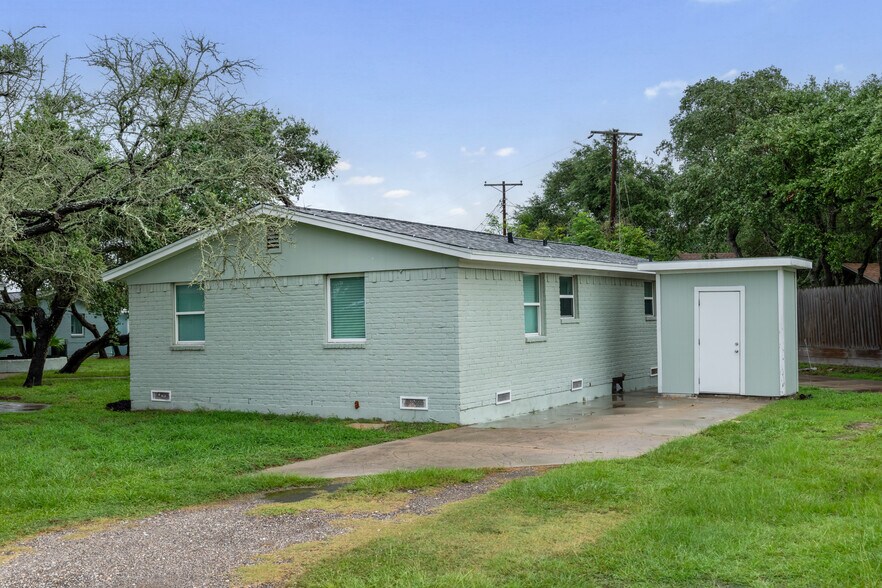 More Photos Of 1300 N Live Oak St, Rockport Multifamily For Sale