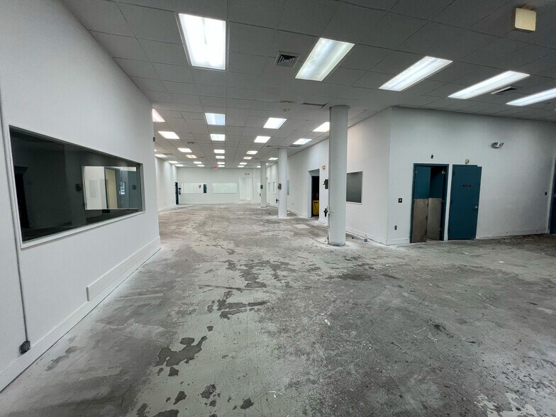 More Photos Of 2700 NW 36th St, Miami Office Residential For Lease
