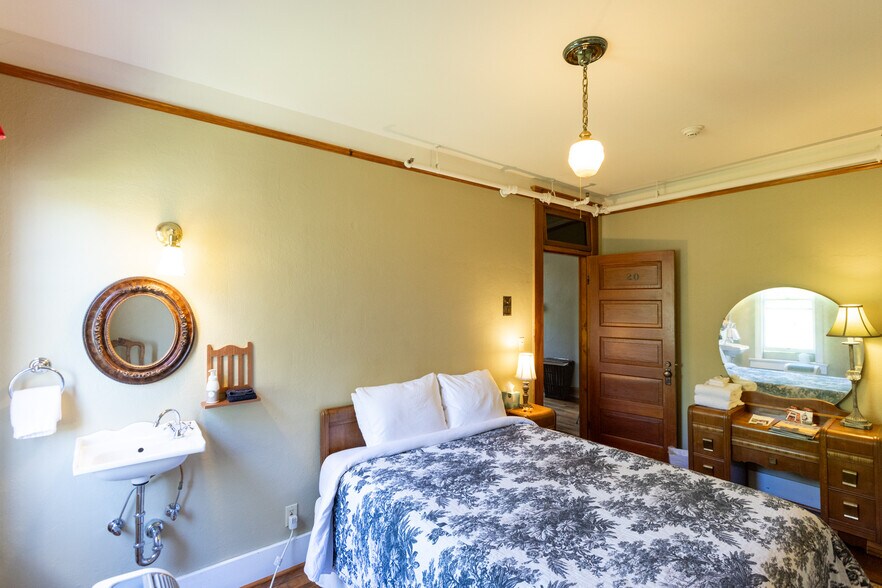 More Photos Of 40 SE Heimrich St, Dufur Hotel For Sale