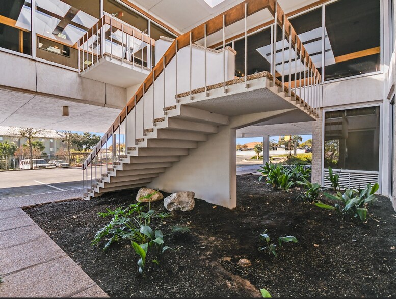 More Photos Of 2401 S Interstate 35 S, Austin Freestanding For Lease