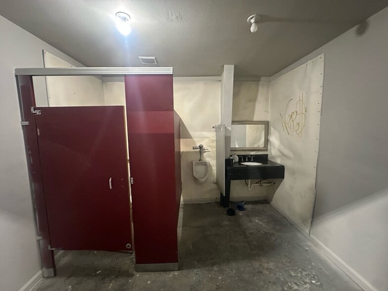 More Photos Of 10126 Jensen Dr, Houston Freestanding For Lease