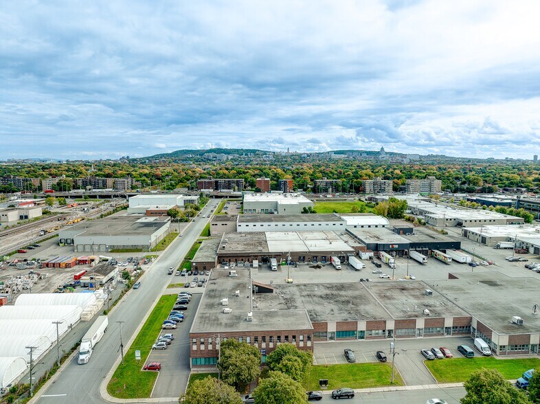 More Photos Of 500-600 Rue Hodge, Montréal Warehouse For Lease