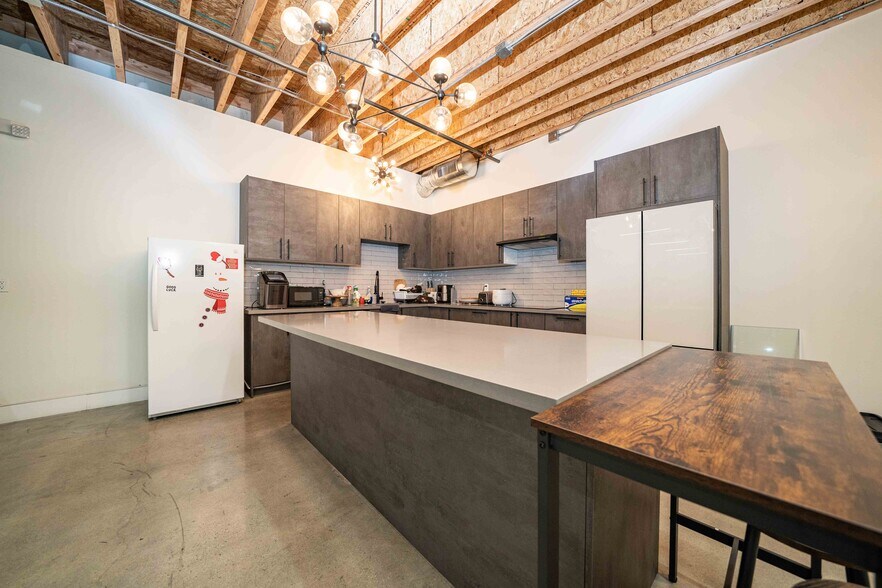 More Photos Of 2001 Saturn St, Monterey Park Light Distribution For Sale