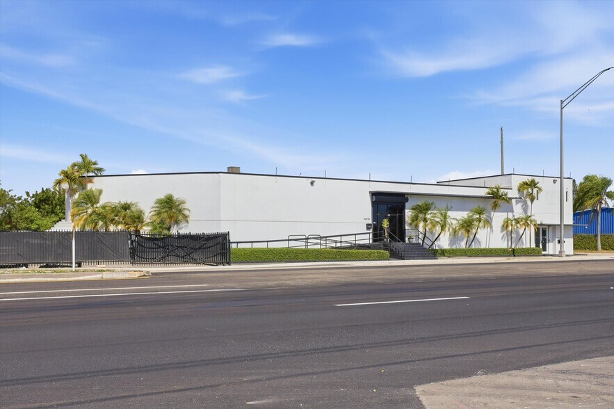 More Photos Of 22790 S Dixie Hwy, Miami Showroom For Lease