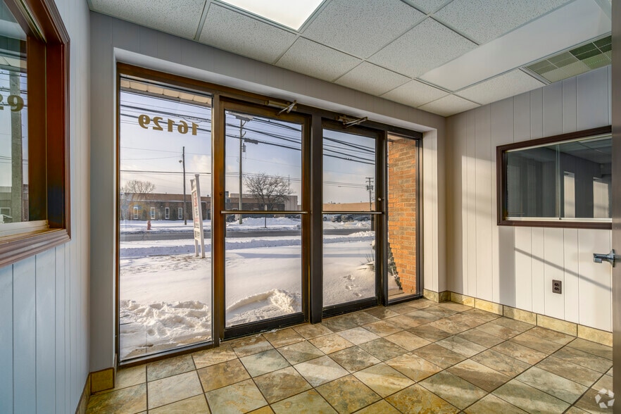 More Photos Of 16129 Common Rd, Roseville Warehouse For Lease