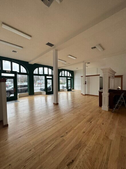 More Photos Of 128 NE Broadway St, Portland Storefront For Lease