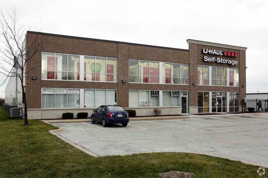More Photos Of 16650 Albany Ave, Markham Self Storage For Lease
