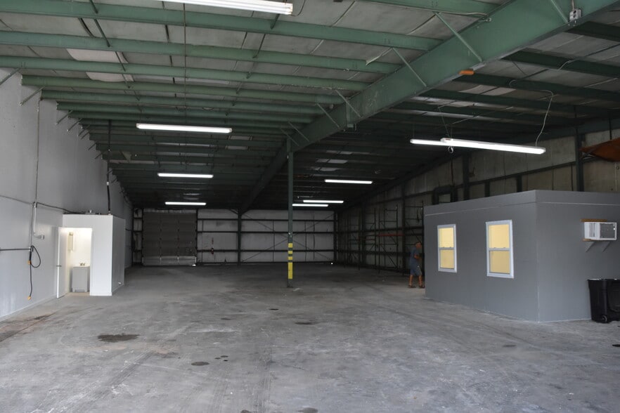 More Photos Of 12295 Automobile Blvd, Clearwater Warehouse For Lease
