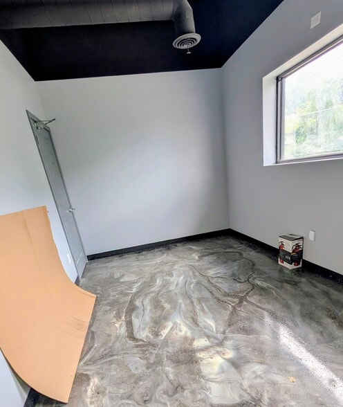 More Photos Of 2610 Davison Rd, Flint Freestanding For Sale
