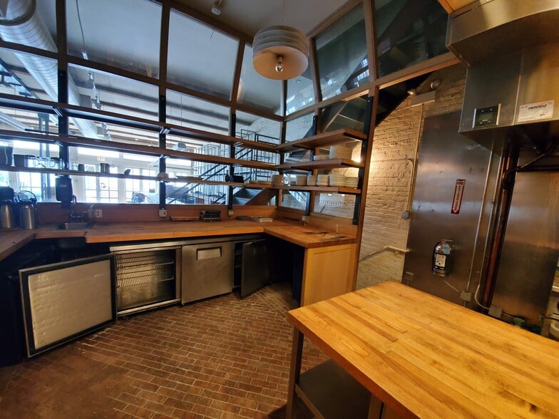 More Photos Of 802-804 W Randolph St, Chicago Storefront Retail Office For Lease