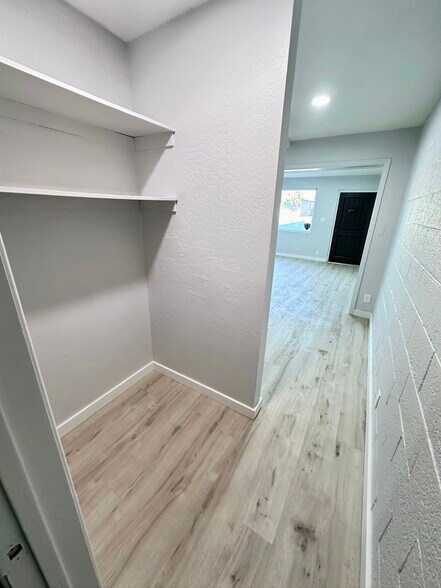 More Photos Of 9402 N 3rd Ave, Phoenix Warehouse For Lease